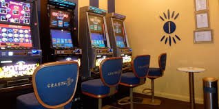 Beragam jenis permainan Live Casino termasuk blackjack dan roulette yang populer